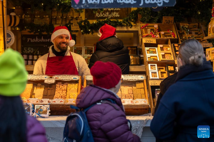 Gian hàng bán bánh kẹo tại chợ Giáng sinh Helsinki.