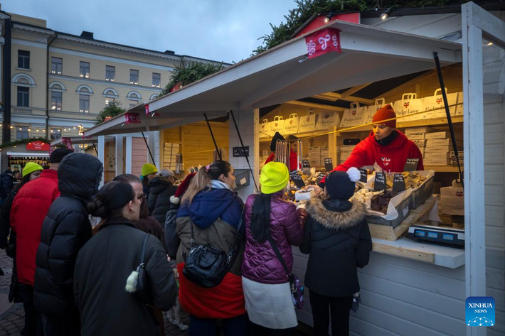 Mọi người mua đồ ăn trong khu chợ.