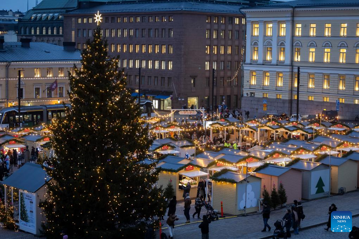 Quang cảnh chợ Giáng sinh Helsinki nhìn từ trên cao ngày 5/12/2025. Hội chợ Giáng sinh ngoài trời này được tổ chức tại Quảng trường Thượng viện ở trung tâm thành phố, thu hút đông đảo du khách. (Nguồn ảnh: Xinhua News)