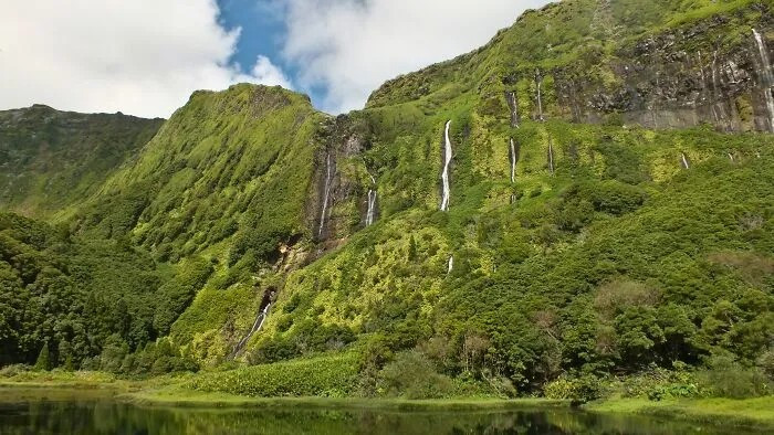 Đảo Flores, Azores, là nơi sinh sống của khoảng 3.400 cư dân, nổi tiếng với những thác nước hùng vĩ đến những vùng đất xanh tươi trù phú.