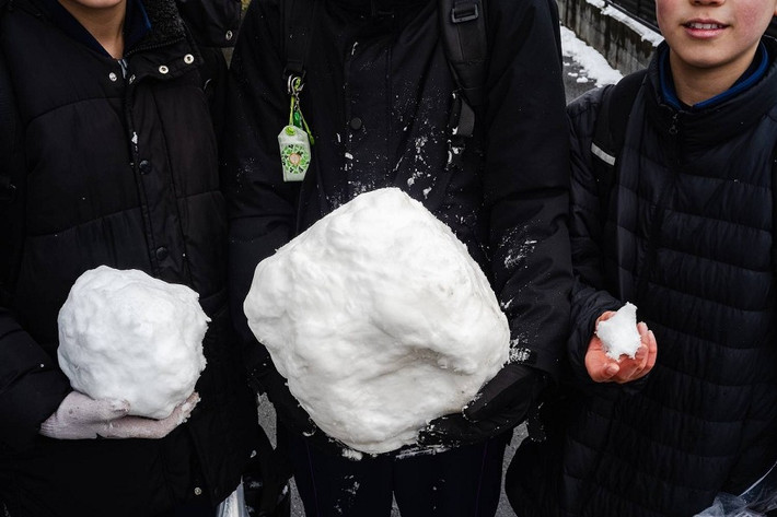 Tính đến 17h30 ngày 8/2, hầu hết đoạn đường cao tốc Tomei và đường cao tốc Shin-Tomei bị đóng cửa ở khu vực biên giới giữa tỉnh Shizuoka và tỉnh Kanagawa. Ảnh: Tuyết rơi gần ga Kawasaki ở phía tây Tokyo. Ảnh: Japan Times.