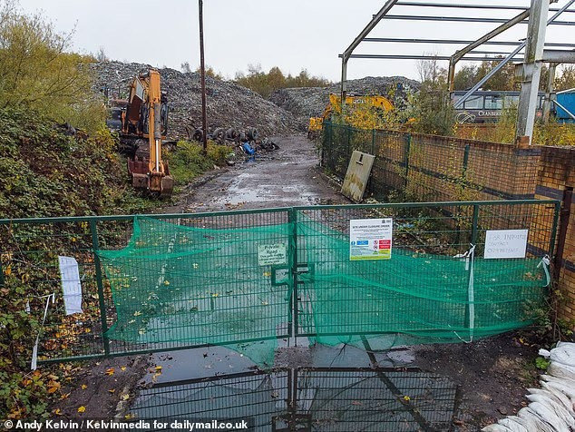 "Tôi rất tức giận khi người dân phải chịu đựng điều này. Những kẻ phạm tội phải chịu trách nhiệm và các cơ quan cần phải hành động nhanh hơn để giải quyết vấn đề", nghị sĩ Simons nói. Ảnh: Daily Mail.