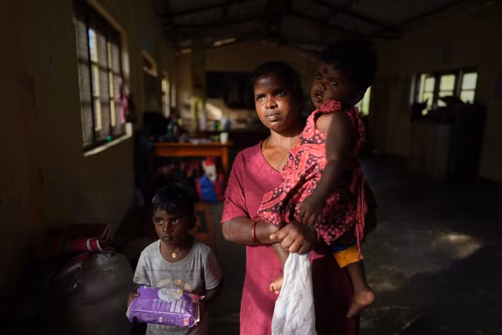 Mưa lũ càng khiến cuộc sống của những người công nhân trồng chè ở Sri Lanka thêm khốn khó. Các công nhân trồng chè cho biết họ cần sự giúp đỡ càng sớm càng tốt. Trong ảnh là Sellamuttu Darshani Devi, một công nhân đồn điền chè đã được sơ tán trong trận bão Ditwah, ngày 12/12/2025. Cô đang sống cùng các con tại một nơi trú ẩn tạm thời ở khu vực Galamuduna Estate thuộc Dolosbage, Sri Lanka.