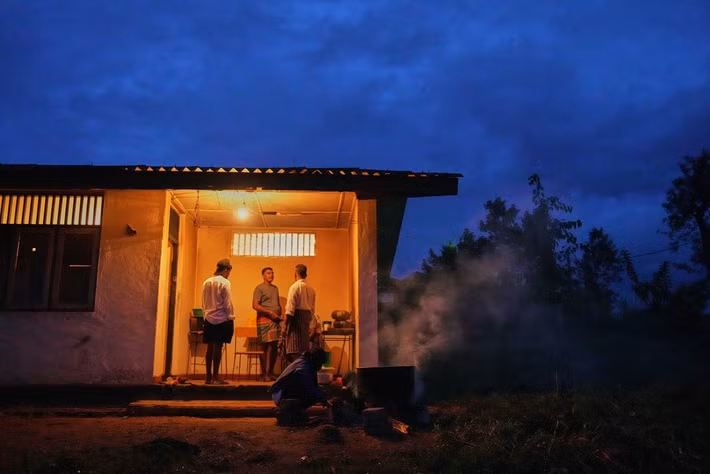 Một báo cáo của Viện Nghiên cứu Sri Lanka tại Mỹ cho biết hầu hết công nhân đồn điền chè không sở hữu đất đai hay nhà cửa và đang sống chen chúc cùng gia đình trong những khu nhà ở cũ dành cho công nhân rộng khoảng 9 mét vuông. Nhiều gia đình dùng chung nhà vệ sinh.