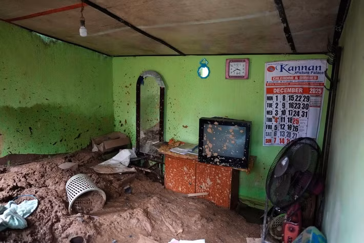 Bùn tràn vào nhà ở của một công nhân đồn điền chè Craighead ở Nawalapitiya, Sri Lanka, ngày 11/12.