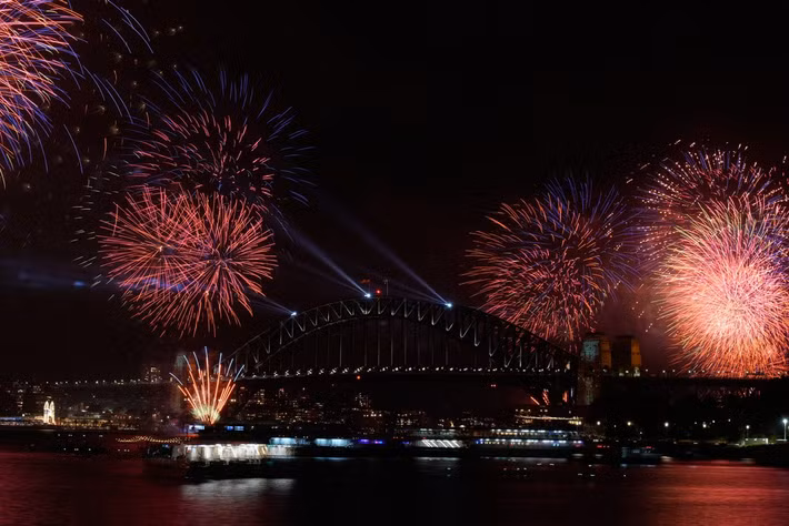 Sydney chào đón năm mới 2026 bằng màn trình diễn pháo hoa rực rỡ. Ảnh: AP.