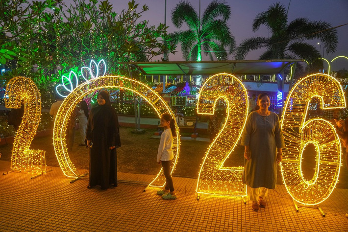 Mọi người tạo dáng chụp ảnh trong đêm Giao thừa ở Mumbai, Ấn Độ, ngày 31/12/2025. Ảnh: AP.