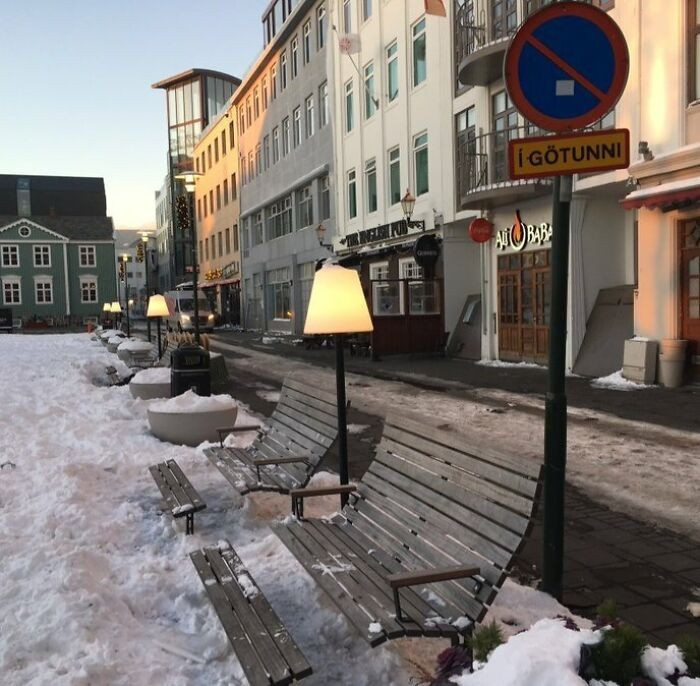 Ghế dài trong công viên ở Iceland có chỗ để chân.