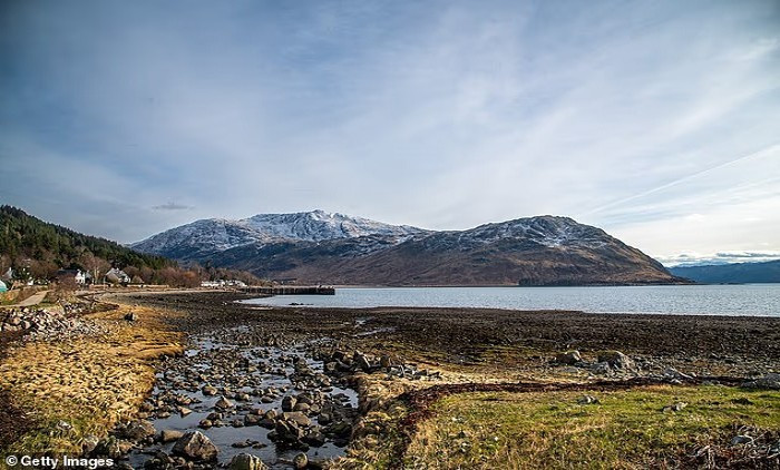 Khu dân cư không có đường nối với đất liền nên chủ yếu mọi người đến đây bằng tàu thuyền, khiến việc di chuyển gặp khó khăn khi thời tiết xấu. Ảnh: Getty.