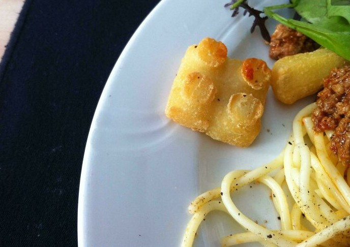 Tại Legoland Đan Mạch, món khoai tây chiên của nhà hàng có hình dạng giống như những viên gạch LEGO nhỏ.