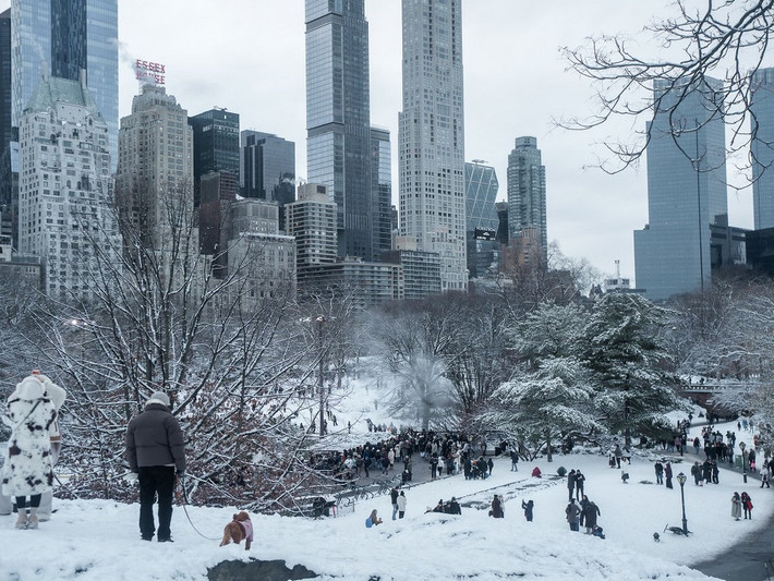 Tại Atlanta, nhiệt độ thấp nhất có thể xuống -3,9 độ C vào sáng sớm 30/12. Không khí lạnh ở phía nam dự kiến sẽ kéo dài đến hết ngày 1/1/2026. Ảnh: Bên trong Công viên Trung tâm ở thành phố New York ngày 27/12/2025. Ảnh: EPA.