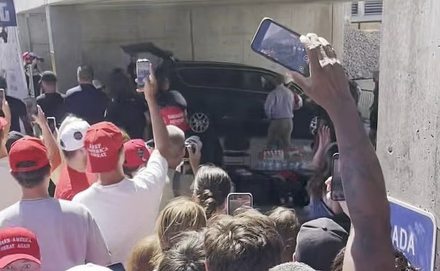 Nạn nhân nhanh chóng được đưa đi cấp cứu tại Bệnh viện Khu vực Timpanogos nhưng đã tử vong. Các quan chức cho rằng đây là một vụ ám sát chính trị có chủ đích. Ảnh: DM.