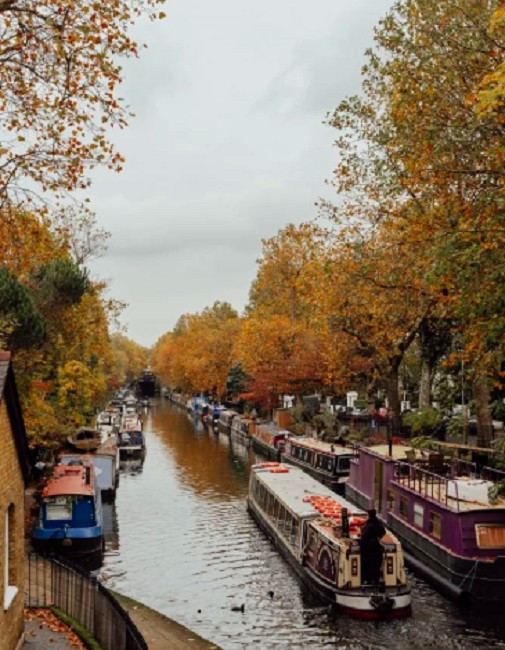 "Little Venice" một khu dân cư ở Tây Bắc London, nổi tiếng với những ngôi nhà thuyền nhỏ, quán cà phê trên mặt nước,...