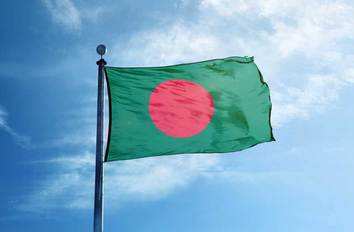 Theo trang Fact Institute, quốc kỳ của Bangladesh có nền xanh đậm, tượng trưng cho thảm thực vật phong phú của đất nước và niềm hy vọng đặt vào giới trẻ. Hình tròn màu đỏ tượng trưng cho mặt trời mọc và máu đã đổ trong cuộc đấu tranh giành độc lập. Ảnh: Shutterstock.