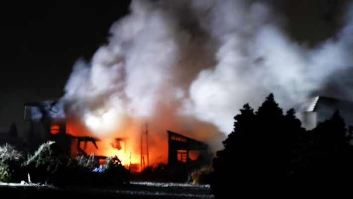 Các dư chấn nhỏ hơn xảy ra vào ngày 9/12. Cơ quan Khảo sát Địa chất Mỹ báo cáo một trận động đất mạnh 6,6 độ Richter và sau đó là 5,1 độ Richter vài giờ sau cơn địa chấn đầu tiên. Ảnh: Hỏa hoạn tại một ngôi nhà sau trận động đất mạnh ở Aomori, Nhật Bản, vào ngày 9/12. Ảnh: EPA.