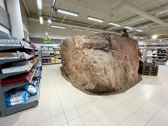 "Thật vô lý khi phá hủy một tảng đá quý giá như vậy!", người dân Haabneeme đồng thanh nói khi các công nhân định cho nổ tung tảng đá khổng lồ. Ảnh: Instagram.