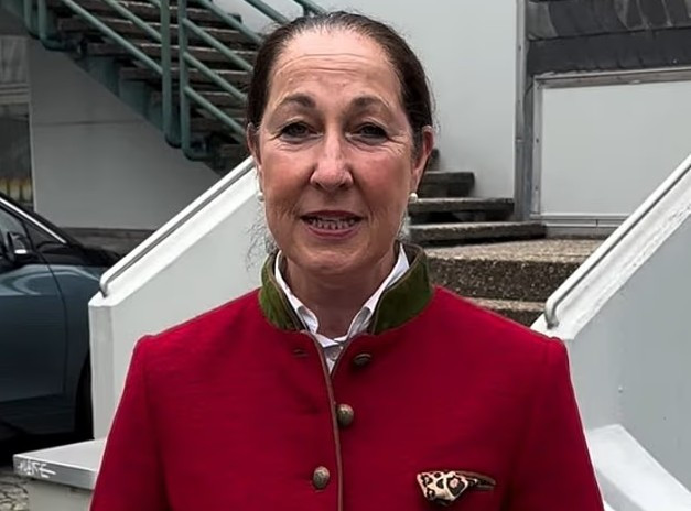 "Chúng tôi lo lắng cho tính mạng của Thị trưởng Iris và hy vọng bà ấy sẽ bình phục hoàn toàn", Thủ tướng Đức Friedrich Merz viết trên mạng xã hội. Ông lên án vụ đâm dao là "một hành động khủng khiếp" và khẳng định vụ việc cần được "điều tra nhanh chóng". Ảnh: Instagram.