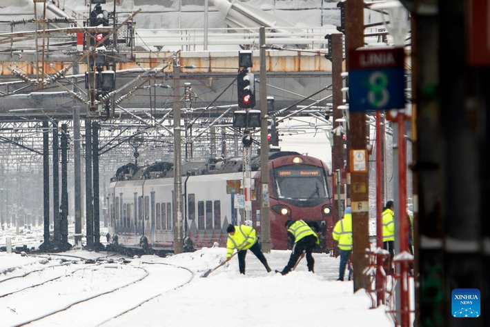 Các công nhân dọn tuyết tại nhà ga phía Bắc ở thủ đô Romania ngày 11/1.