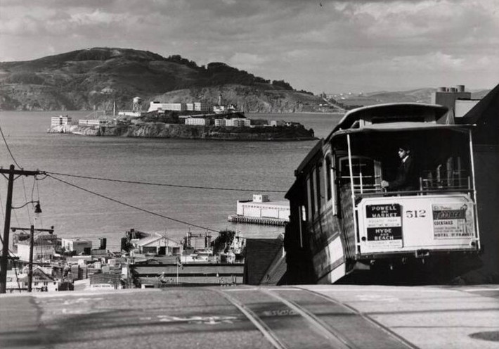 Theo All That Is Interesting, Alcatraz từng là một pháo đài quân sự, sau đó trở thành nhà tù. Mặc dù đã đóng cửa từ năm 1963, Alcatraz vẫn được biết đến là một trong những nhà tù khét tiếng nhất trong lịch sử nước Mỹ. Ảnh: Đảo Alcatraz nhìn từ phố Hyde ở San Francisco, năm 1957. Nguồn ảnh: Thư viện Công cộng San Francisco.