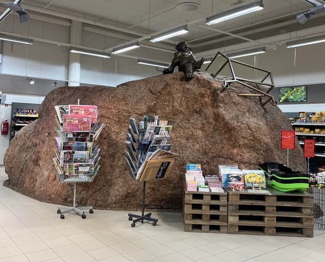 Sau khi các nhà địa chất xác định đây là một hòn đá đặc biệt, nhà đầu tư xây dựng trung tâm mua sắm quyết định giữ lại hòn đá này. Ảnh: Reddit.