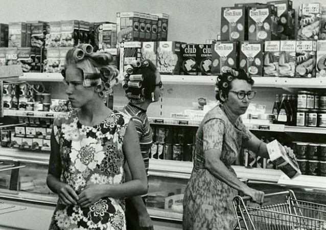 Những người phụ nữ mua sắm tại một cửa hàng bách hóa vào những năm 1960.