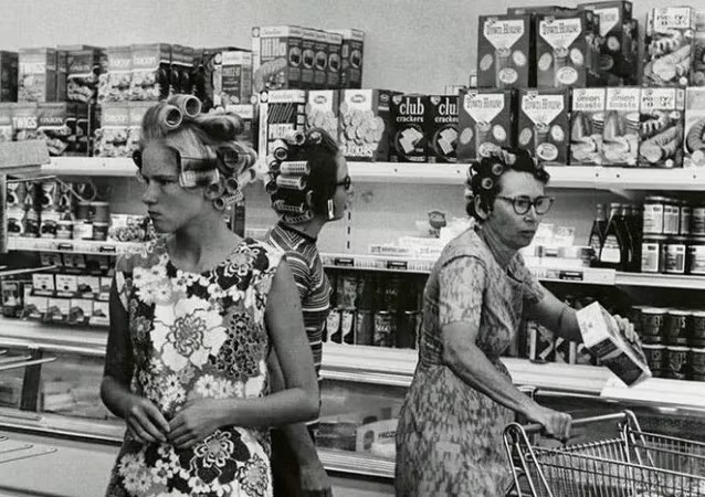 Những người phụ nữ mua sắm tại một cửa hàng bách hóa vào những năm 1960.