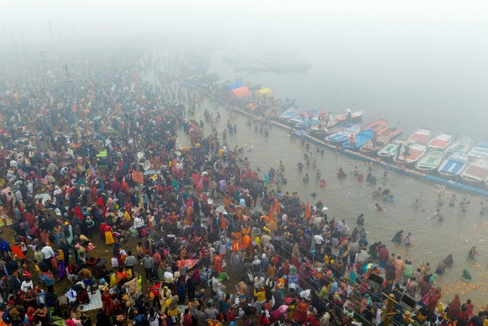 Các tín đồ Hindu thực hiện nghi lễ tắm nước thánh tại Sangam, nơi hợp lưu linh thiêng của ba dòng sông Hằng, Yamuna và Saraswati, trong ngày Maghi Purnima ở Prayagraj, thuộc bang Uttar Pradesh, miền bắc Ấn Độ, hôm 1/2.