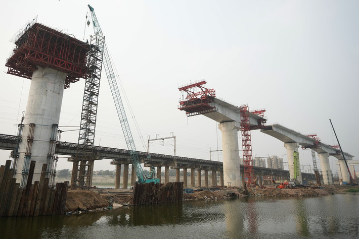 Bức ảnh chụp tại công trình đang thi công của Tổng công ty Đường sắt Cao tốc Quốc gia (NHSRCL) tại Ahmedabad, ngày 1/2.