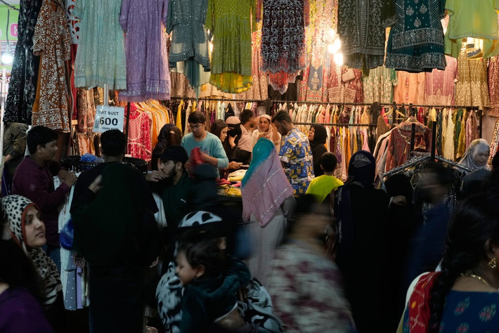 Người dân mua quần áo tại một triển lãm công nghiệp ở Hyderabad ngày 28/1. Được biết, triển lãm này trở thành điểm đến mua sắm quần áo, nhu yếu phẩm và vui chơi giải trí thu hút đông đảo người dân và du khách. (Nguồn ảnh: AP)