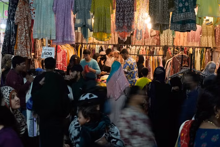 Người dân mua quần áo tại một triển lãm công nghiệp ở Hyderabad ngày 28/1. Được biết, triển lãm này trở thành điểm đến mua sắm quần áo, nhu yếu phẩm và vui chơi giải trí thu hút đông đảo người dân và du khách. (Nguồn ảnh: AP)