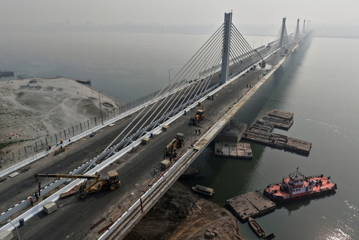 Các công nhân làm việc tại một cây cầu đang xây dựng trên sông Brahmaputra ngày 2/2.