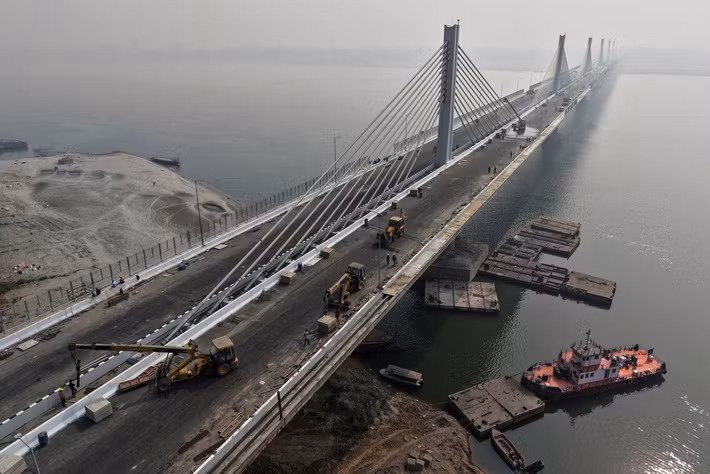 Các công nhân làm việc tại một cây cầu đang xây dựng trên sông Brahmaputra ngày 2/2.