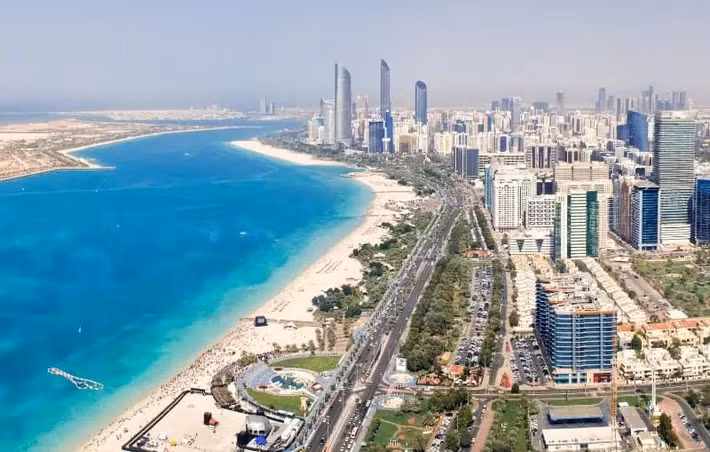 Abu Dhabi là thủ đô và thành phố lớn thứ hai của Các Tiểu vương quốc Ả Rập Thống nhất (UAE). Ảnh: FunWorldFacts.