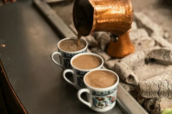 Ở Hy Lạp, cà phê không chỉ đơn thuần là một thức uống, mà còn giống như một bài kiểm tra về tính cách. Việc gọi cà phê (chẳng hạn như cà phê đen hay Freddo cappuccino,...) không chỉ đơn thuần là để thưởng thức nó, mà còn là cách để bạn thể hiện tính cách bản thân. Ảnh: Unsplash.com.