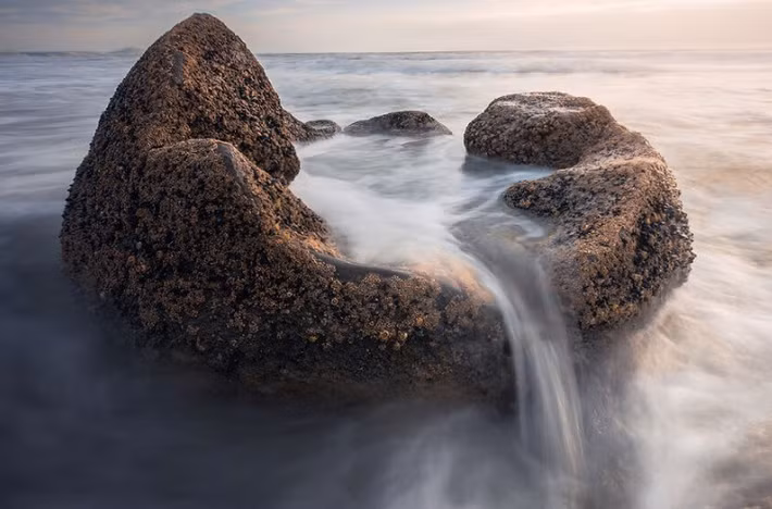 Một đài phun nước tự nhiên khi thủy triều rút.