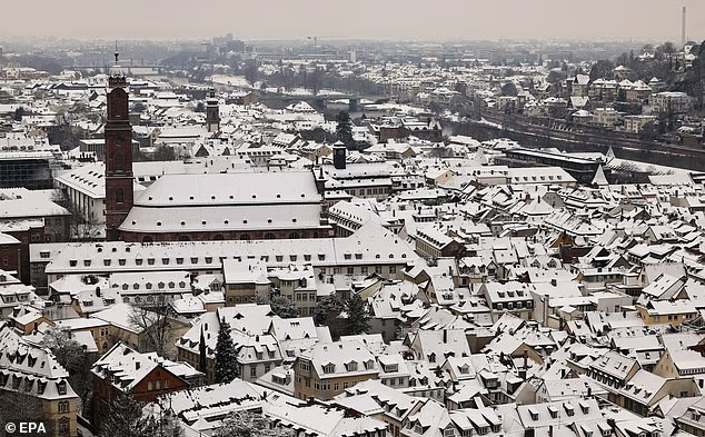 Tuyết phủ trắng các mái nhà của khu phố cổ ở Heidelberg, Đức. Ảnh: EPA.