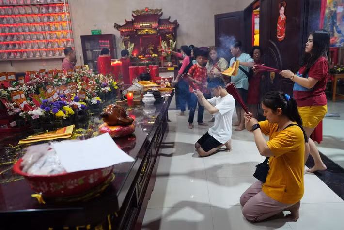 Nhiều người Trung Quốc đi chùa ở ngoại ô Jakarta, Indonesia, ngày 16/2/2026. Ảnh: AP.