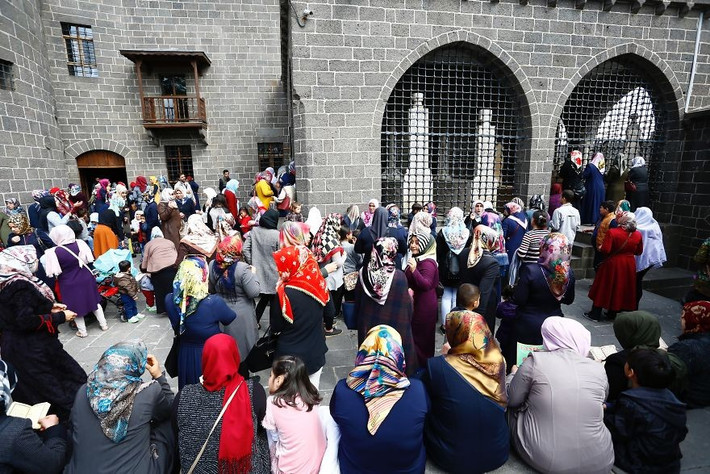 Cảnh đông đúc tại khu vực nhà thờ Hồi giáo Solomon ở thành phố Diyarbakır, Thổ Nhĩ Kỳ. (Nguồn ảnh: Bored Panda)