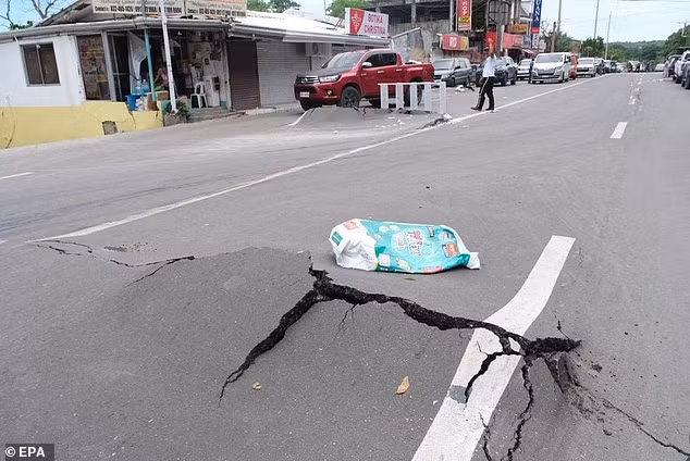 Con đường bị hư hại ở thành phố Bogo. Ảnh: EPA.