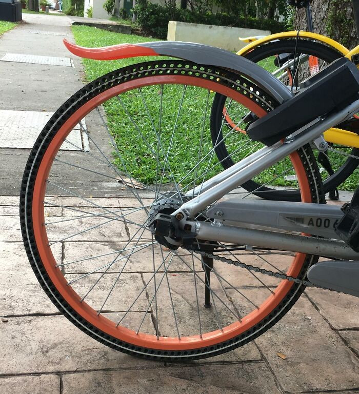 Lốp không săm của xe đạp cho thuê ở Singapore.