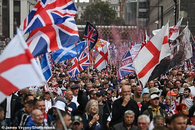 Đoàn người "Unite The Kingdom" tuần hành về phía Whitehall ở London. Ảnh: Shutterstock.
