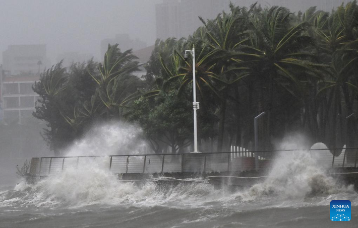 Tính đến trưa 5/10, tỉnh đảo Hải Nam đã di dời hơn 197.000 người khỏi các khu vực có nguy cơ cao, trong khi cảnh báo đỏ về bão vẫn có hiệu lực. Ảnh: THX.