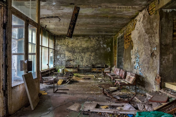 Quần áo và các vật dụng khác mà lực lượng cứu hộ bỏ lại vẫn nằm trong bệnh viện bỏ hoang này, phát ra mức phóng xạ cao. Ảnh: Flickr.