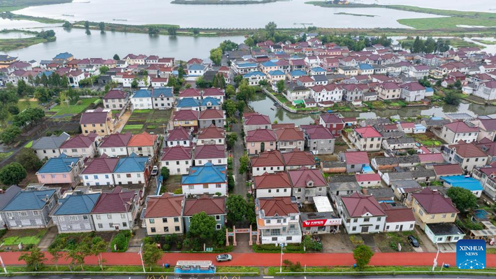 Một bức ảnh chụp bằng máy bay không người lái vào ngày 17/10/2025 cho thấy làng Đông Lạc ở thành phố Thái Châu, tỉnh Giang Tô, miền đông Trung Quốc.