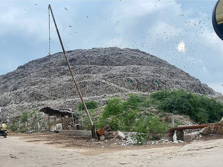 "Tôi chỉ thấy nó cao thêm, chính quyền hứa sẽ giải quyết vấn đề này nhưng chưa làm gì cả. Mọi người sống xung quanh bãi rác đều bị bệnh và khó thở", cư dân Ibrahim Khan cho biết. Ảnh: NC.