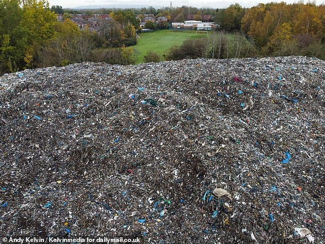 Một nghị sĩ cho rằng Hội đồng Wigan, cảnh sát và Cơ quan Môi trường cần chịu trách nhiệm về "núi rác" này. Ảnh: Daily Mail.