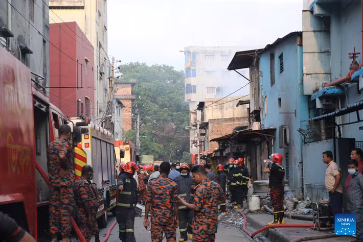 "12 thi thể đã được đưa tới Bệnh viện Đại học Y Dhaka và Viện Quốc gia về Bỏng và Phẫu thuật Thẩm mỹ ở Dhaka", Talha Bin Jashim, cán bộ phụ trách phòng truyền thông của Sở Cứu hỏa tại Dhaka, thông tin.