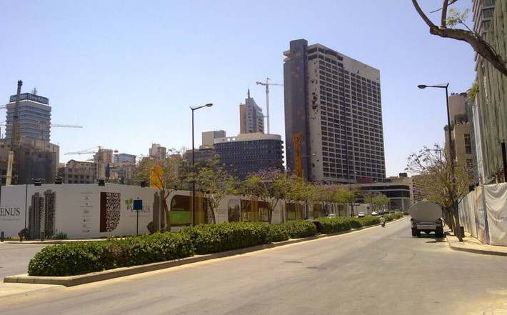 Khách sạn Holiday Inn Beirut khai trương năm 1974 và được thiết kế như một ví dụ điển hình về ngành khách sạn hiện đại ở thủ đô Beirut, Lebanon. Khách sạn có 400 phòng, với tầm nhìn tuyệt đẹp ra biển Địa Trung Hải và thành phố. Ảnh: Wikimedia Commons.