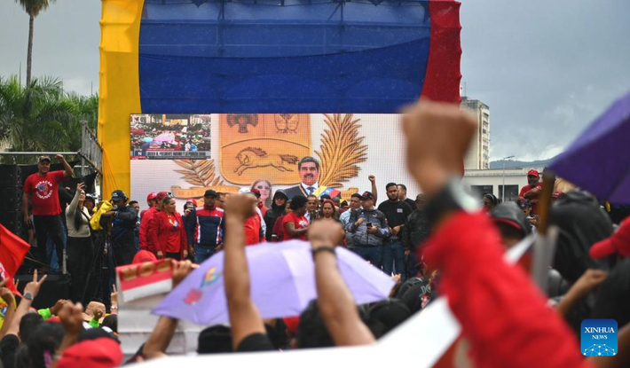 Theo Tân Hoa Xã, đông đảo người dân đã tham gia một cuộc biểu tình tại thủ đô Caracas của Venezuela vào ngày 7/1, kêu gọi bảo vệ chủ quyền quốc gia và yêu cầu Mỹ thả Tổng thống Maduro cùng vợ của ông. (Nguồn ảnh: Xinhua)