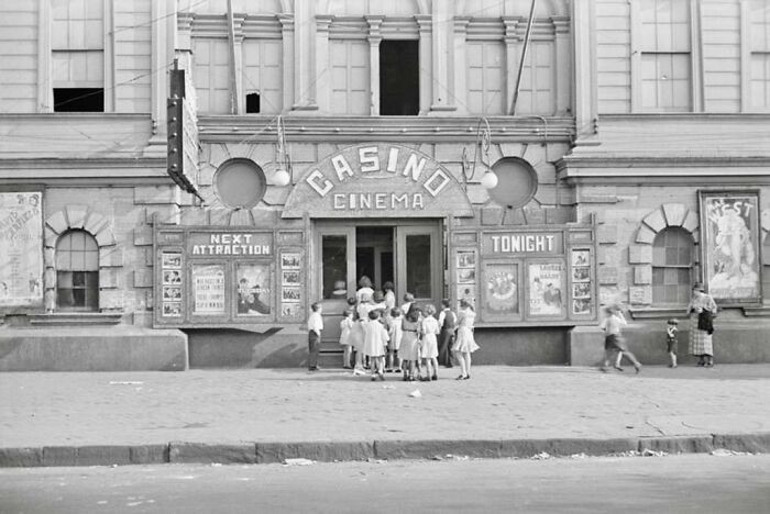 Trẻ em xếp hàng tại lối vào Rạp chiếu phim Casino năm 1935.